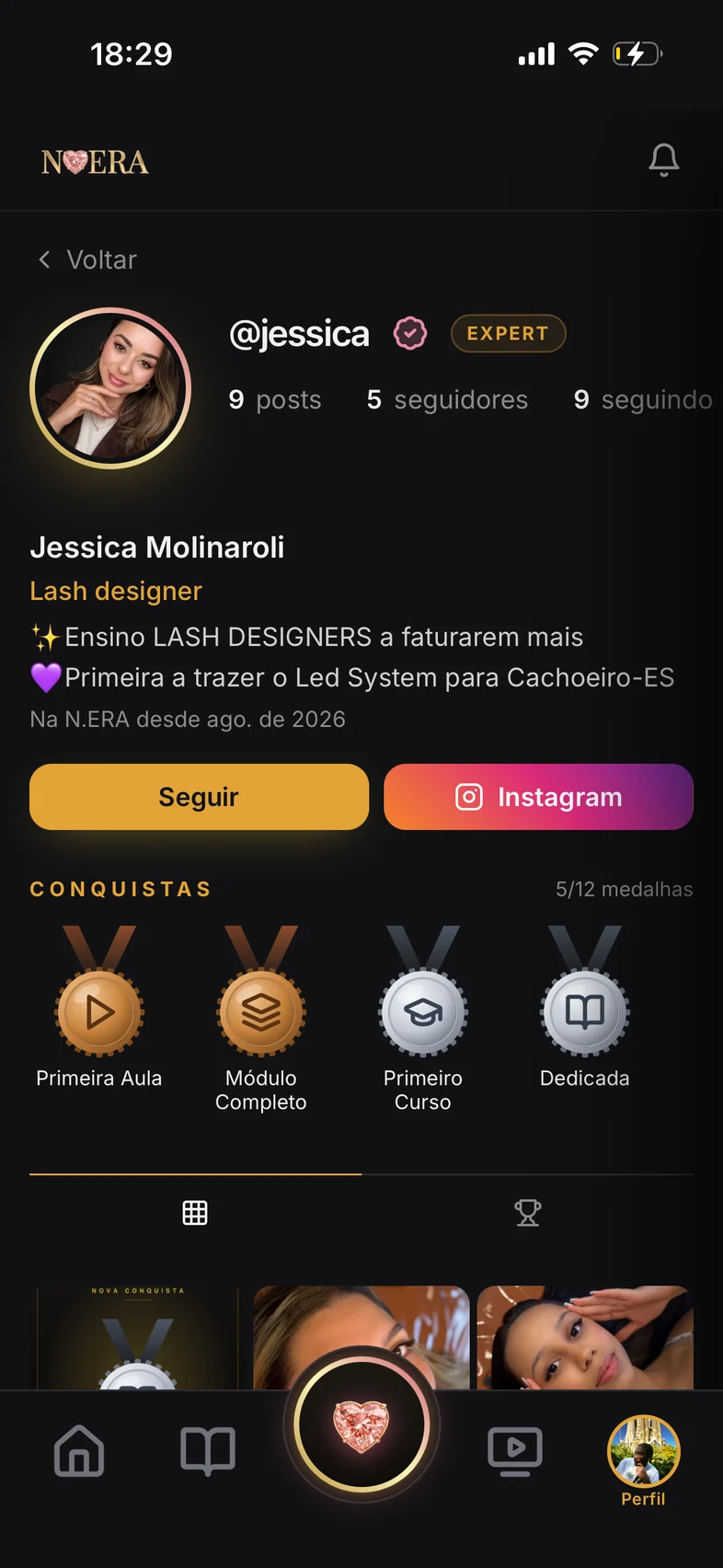 Perfil de uma expert na Nera, com bio, botão de seguir e medalhas conquistadas